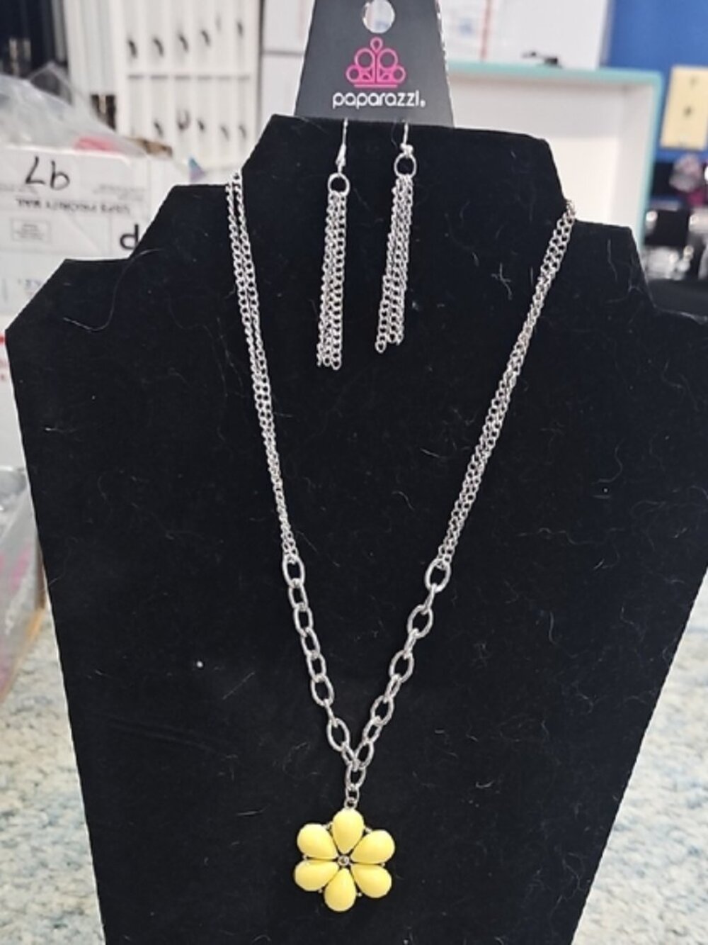 Paparazzi Silver Necklace with Yellow Flower Pendant